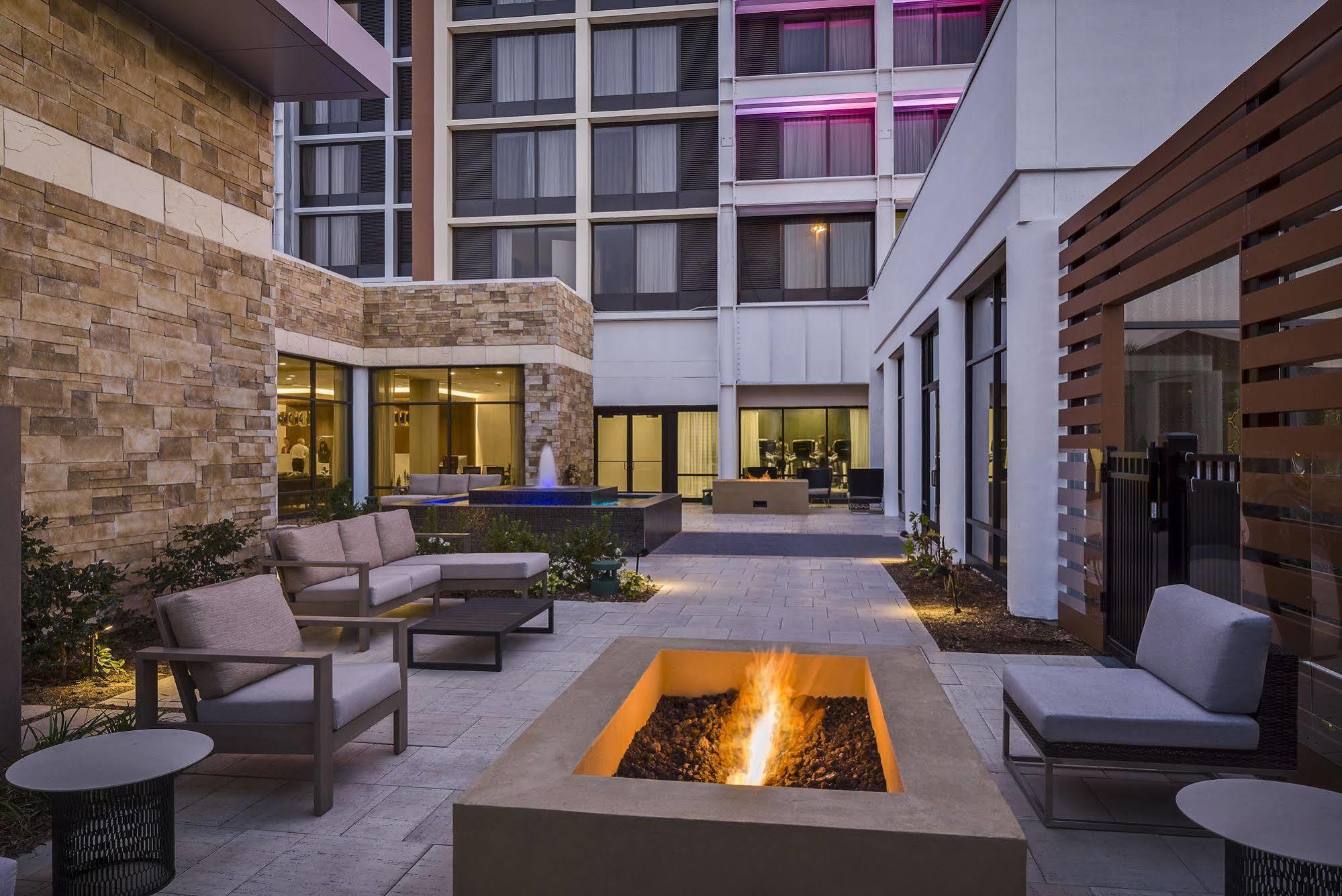 Отель North Charleston Marriott Экстерьер фото