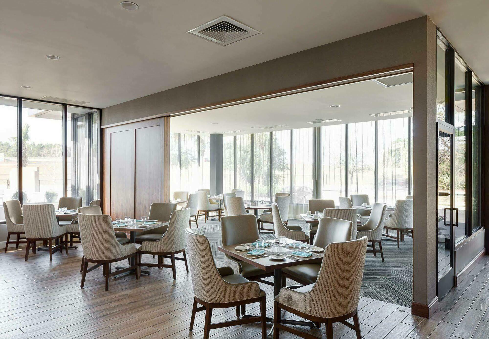 Отель North Charleston Marriott Экстерьер фото